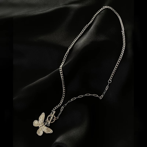 🍒 Butterfly Charm Lasso Necklace - Picture 5 of 6
